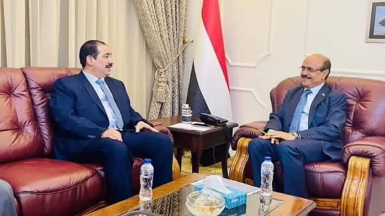 وزير الداخلية يتفقد سير العمل في مركز الإصدار الالي للجوازات بالسفارة اليمنية بعمّان 