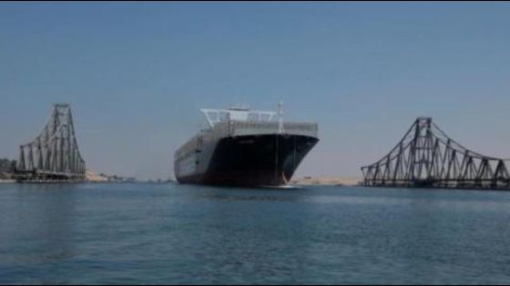 نجاح تعويم سفينة عملاقة جنحت في قناة السويس بمصر