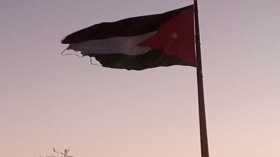 زوار اردنيون: دخلنا الاردن من مطار الملكة علياء لنجد اعلام بلادنا المهترئة على ابواب الخروج هل تعجز ادارة المطار عن تغييرها ؟؟؟؟