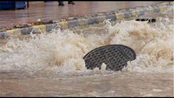 بلدية إربد تتعامل مع حالات انسداد بوحدات تصريف المياه