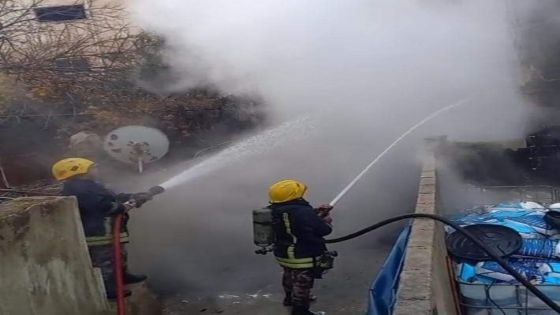 الدفاع المدني يتعامل الآن مع حريق مستودع مواد بناء وبولسترين في منطقة خلدا