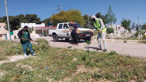 مع اقتراب عيد الفطر المبارك… بلدية خالد بن الوليد تقوم باعمال تنظيف داخل المقبرة في بلدة ملكا