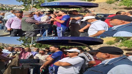 سائقو نقل عام يعتصمون أمام أمانة عمان للمطالبة بالدعم المالي