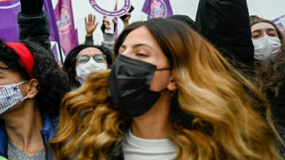 فرنسا تندد بقرار تركيا الانسحاب من معاهدة مناهضة للعنف ضد المرأة