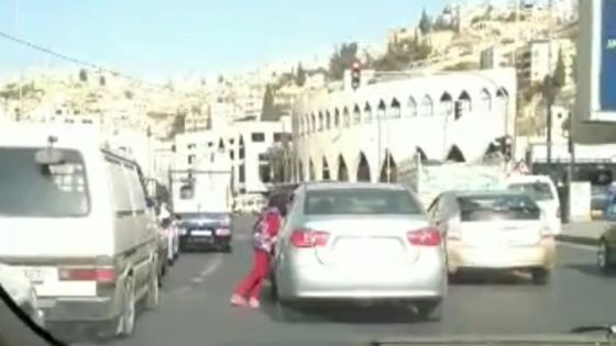 بالفيديو متسولون يعتدون على المارة في شوارع العاصمة عمان