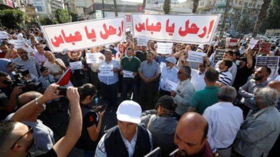المئات يتظاهرون وسط رام الله مطالبين برحيل الرئيس محمود عباس