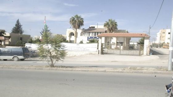 الإسكان المجاور لحي الحناحنه في بلدية عين الباشا بلاخدمات منذ سنوات و لا احد يجيب
