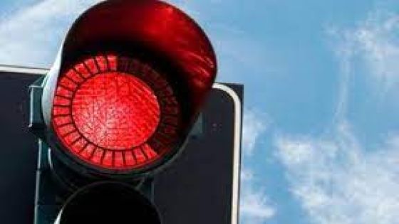 سائق متهور يقطع الإشارة حمراء ويتسبب بحادث نتج عنه 8 إصابات
