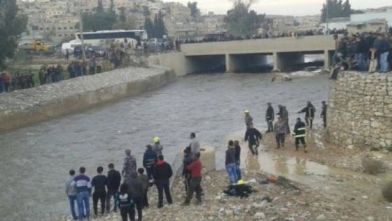 بلاغ حول قيام أحد الأشخاص بإلقاء طفليه بسيل الزرقاء