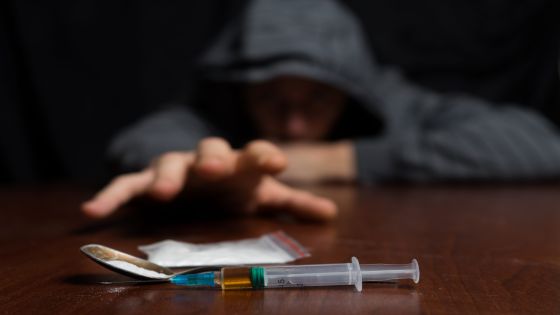 القضاة: المخدرات قوة دافعة لأبشع الجرائم وتهديد للأمن الاجتماعي