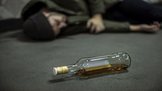 رغم حظر استيراده.. 13 قتيلاً في الكويت جراء تسمم كحولي بالميثانول