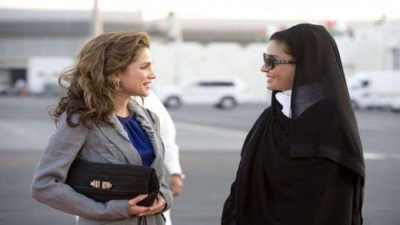 الملكة رانيا تتقبل العزاء من الشيخة موزا بعمان