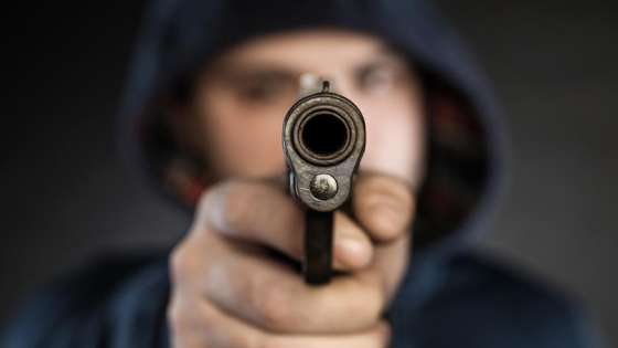 شاب يطلق النار على فتاة في جامعة خاصة