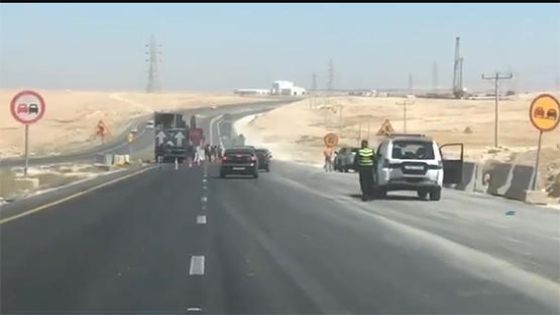 ضبط حدث يقود مركبة شحن على الطريق الصحراوي