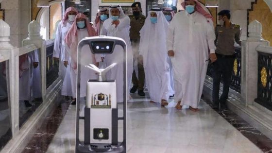 روبوت ذكي لتعقيم المسجد الحرام وتوزيع ماء زمزم
