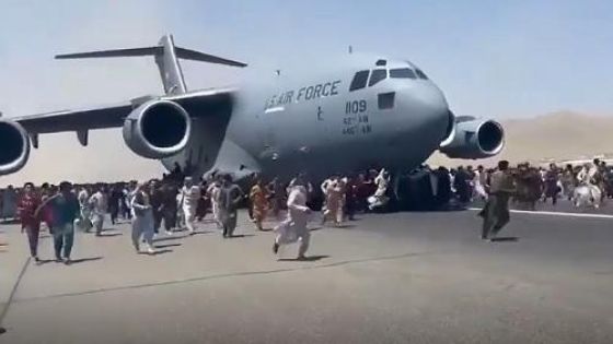 شاهد : أفغان يحاولون تسلق الطائرة في مطار كابول للفرار من البلاد