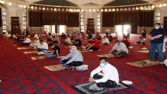 #عاجل وزير الاعلام : مستمرون في التباعد بالمساجد ولماذا التخفيف !
