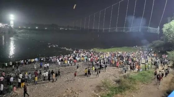 مقتل العشرات إثر انهيار جسر معلق بالهند