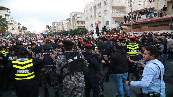 آلاف الأردنيين يتظاهرون أمام سفارة الاحتلال في عمّان