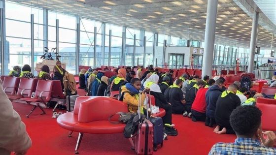 صلاة جماعية لمسلمين بمطار شارل ديغول تثير جدلا في فرنسا