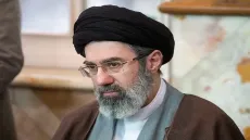 الرئيس الإيراني يكشف عن لقاء مع المرشد مجتبى خامنئي