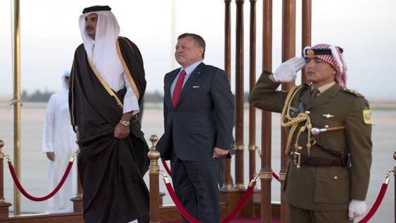 أمير قطر يهنئ الملك بنجاح العملية الجراحية