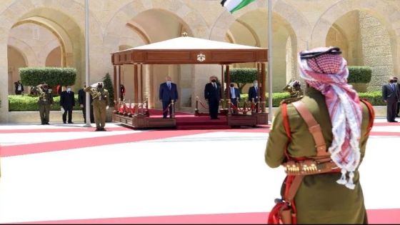 الملك يبحث مع عباس العلاقات الثنائية والقضايا المشتركة