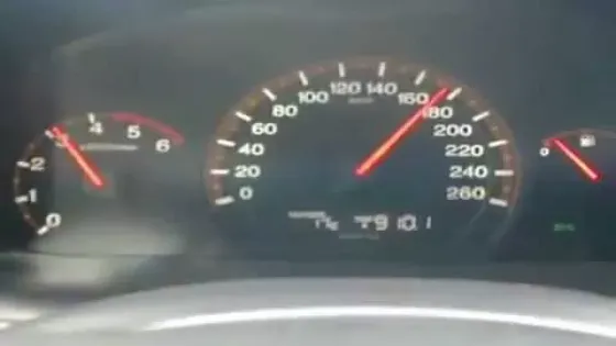 الأمن يضبط سائقا يقود مركبته بسرعة ضعف المقررة