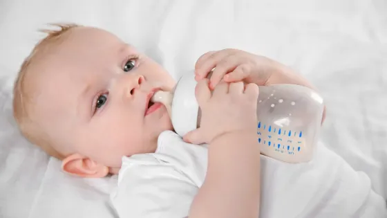 الغذاء والدواء: فحوصات محلية وأوروبية تؤكد خلوّ الحليب المسحوب من السوق من أي تلوث