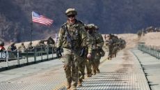 نيويورك تايمز : عدد القوات الأمريكية بالشرق الأوسط وصل إلى 50 ألف فرد