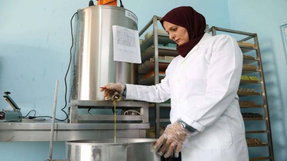 أردنية تستخدم حليب الإبل لصنع الصابون