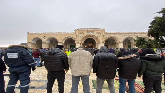 عشرات آلاف المصلين يؤدون صلاة الجمعة في المسجد الأقصى