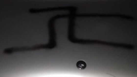 صلبان معقوفة رُسمت بالدم على سيارات ومبانٍ تثير صدمة في هاناو الألمانية