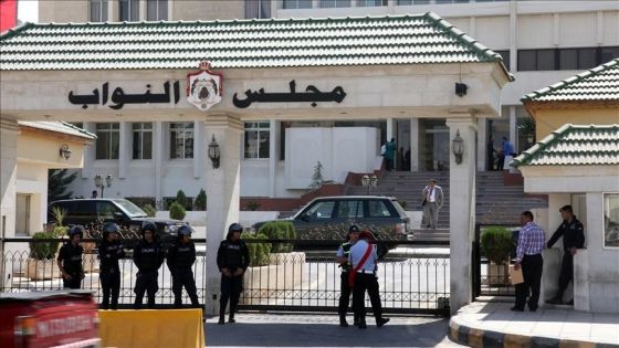 مشاجرة وضرب بالأيدي بين نائبين في أروقة المجلس