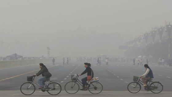 بكين تغلق طرقات وملاعب بسبب تلوث الهواء