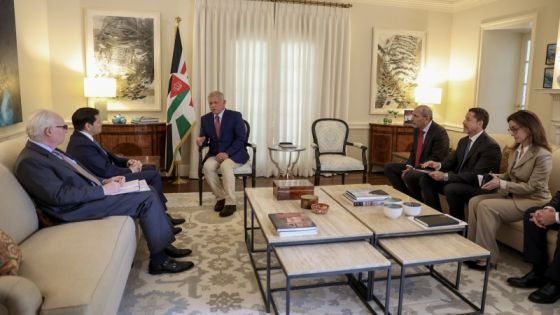 الملك يؤكد لدى اجتماعه بوزير الخارجية الأميركي ضرورة وقف إطلاق النار بغزة