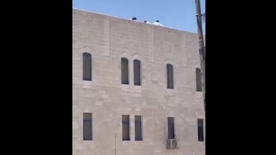 طالب يهدد بإنهاء حياته من فوق مبنى في إحدى الجامعات