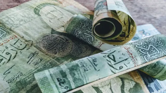 حوالات المغتربين الأردنيين قبيل العيد ترفع الطلب على الدينار