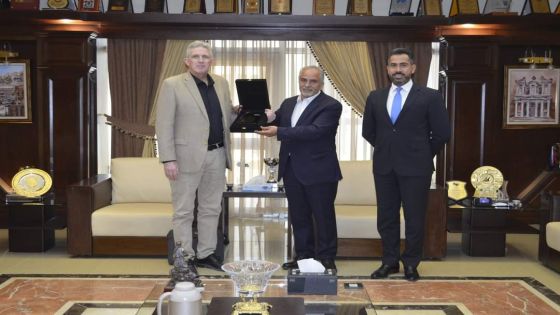 البروفيسور جونسون “أخصائي سياسة فولبرايت” يزور عمان الأهلية