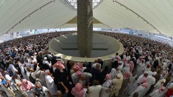 أول أيام التشريق.. الحجاج يواصلون رمي الجمرات الثلاث