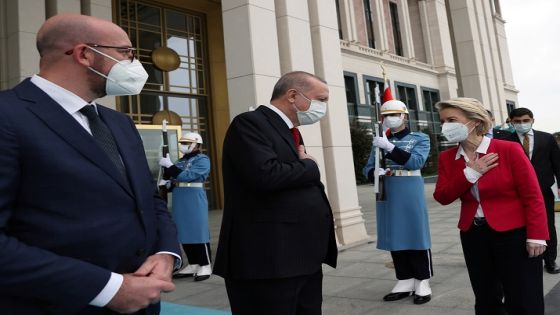 شاهدوا : موقف محرج لرئيسة المفوضية الأوروبية في حضرة أردوغان