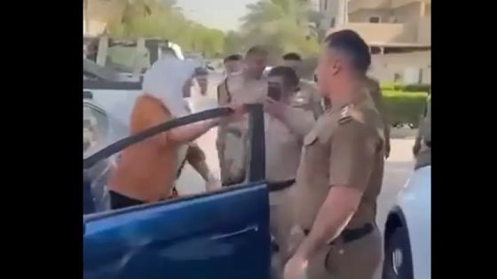 شاهد : شرطية برتبة ملازم أول تتضارب مع زميلها في بغداد