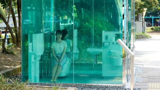 اليابان تبني المزيد من المراحيض الشفافة بالأماكن العامة