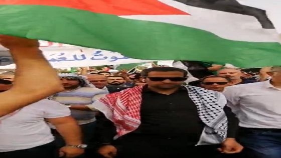 الآلاف من أبناء العشائر الأردنية يحتشدون قرب سفارة الاحتلال