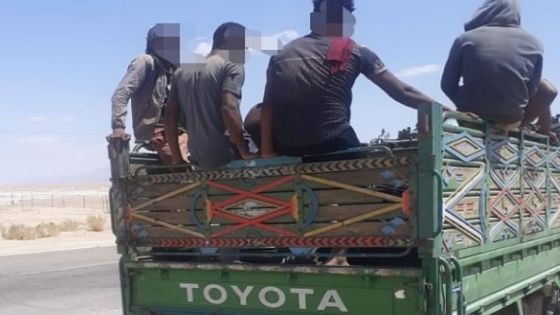 ضبط سائق شاحنة قام بتحميل 28 شخصاً في الصندوق الخلفي