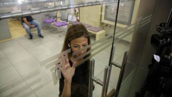 نائبة لبنانية تقتحم بنك في بيروت للحصول على وديعتها