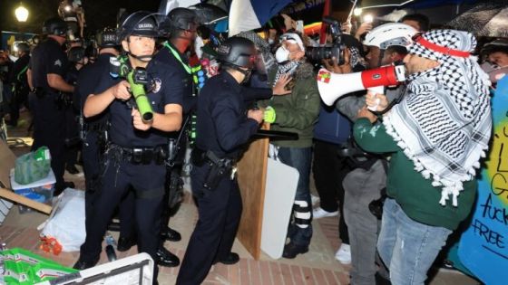 SENSITIVE MATERIAL. THIS IMAGE MAY OFFEND OR DISTURB Law enforcement officers enter a pro-Palestinian protest encampment at the University of California Los Angeles (UCLA), as the conflict between Israel and the Palestinian Islamist group Hamas continues, in Los Angeles, California, U.S., May 2, 2024. REUTERS/David Swanson