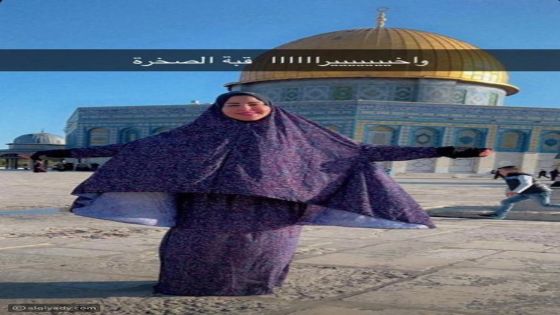 بأحمر الشفاه .. شمس الكويتية في باحة المسجد الأقصى