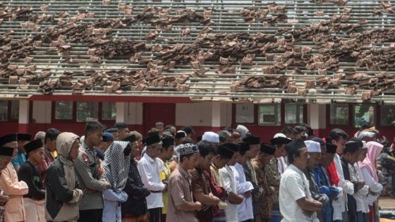 بعد الزلزال المدمر.. إندونيسيون يصلون الجمعة في ملعب للكرة