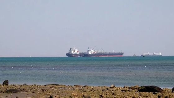 الحوثيون يتبنون استهداف السفينة اليونانية بالبحر الأحمر